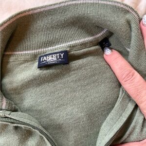 Faherty Men’s Sage Green quarter zip Sweater size M